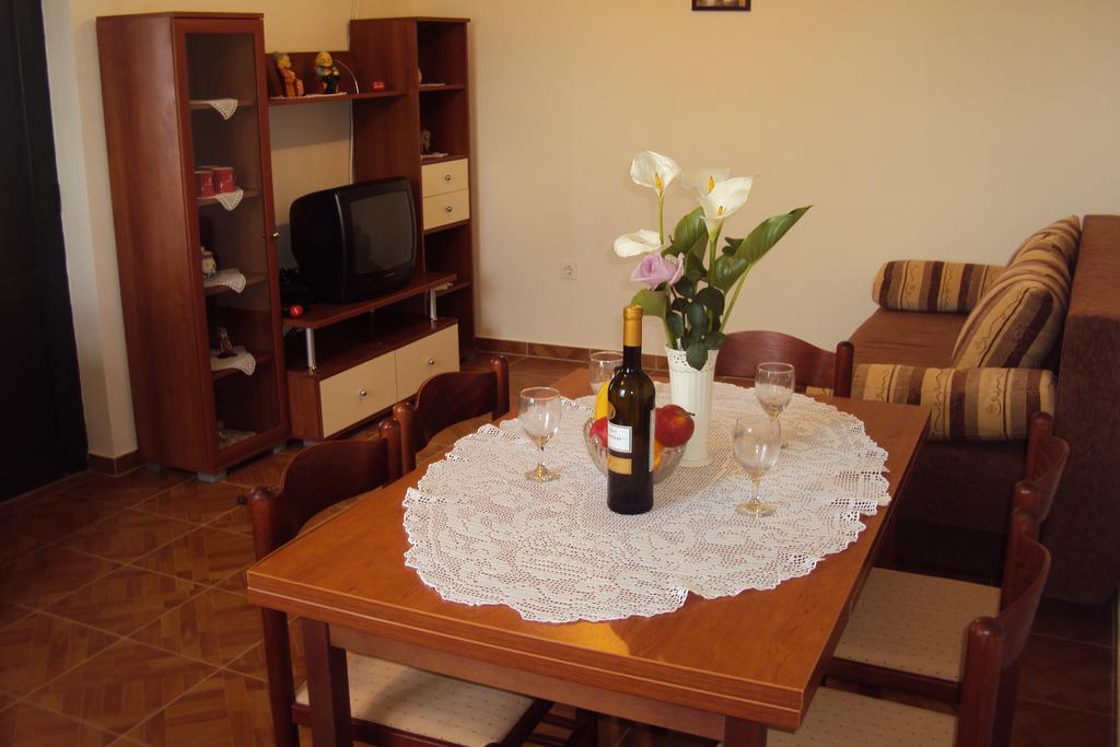 Milutinov Dvor Apartments Vrsi Buitenkant foto
