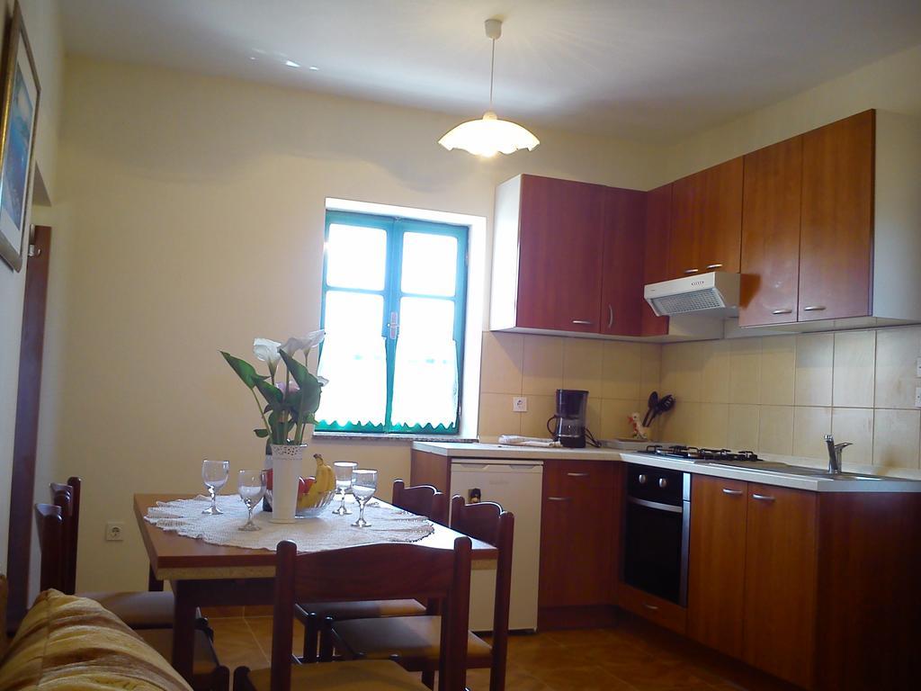 Milutinov Dvor Apartments Vrsi Buitenkant foto