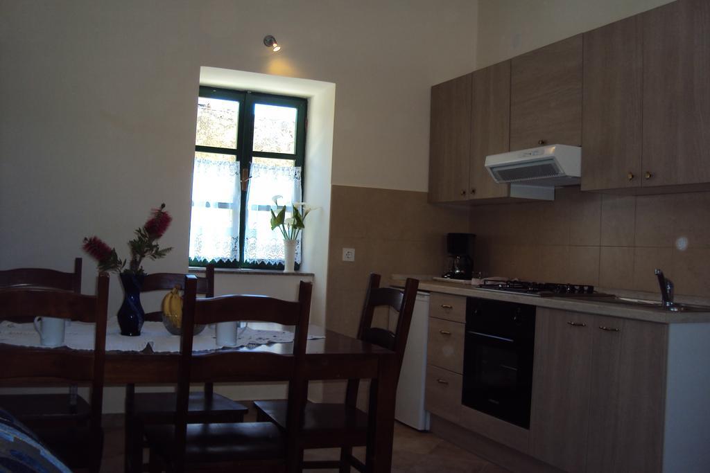Milutinov Dvor Apartments Vrsi Buitenkant foto