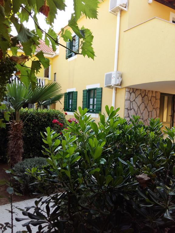 Milutinov Dvor Apartments Vrsi Buitenkant foto