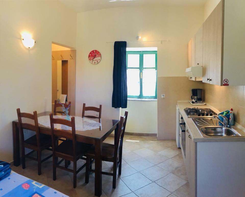 Milutinov Dvor Apartments Vrsi Buitenkant foto